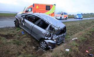 Der Wagen blieb nach dem Überschlag im Graben auf der Kreisstraße 71 bei Nieheim liegen. - David Schellenberg