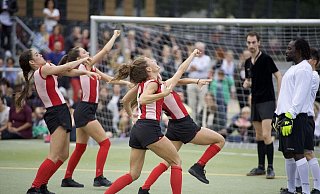 Bei "La Partida" spielen fünf Tänzerinnen und funf Fußballspielende nach eigenen Regeln. Herforderinnen und Herforder können nach einem Workshop Teil der Performace werden. - Compagnie Vero Cendoya