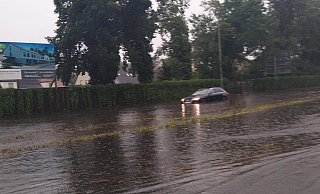Land unter an der Brackweder Straße - hier ging am frühen Donnerstagabend nichts mehr. - Tanja Mason