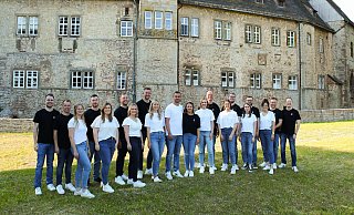 Das Königspaar mit Hofstaat: Marcel Niewels (von links), Niklas Franke, Linn Rasche, Patrick Menne-Nolten, Lena Bröker, Benjamin Ressel, Gina Figge, Christoph Beller, Laura Peters, Aron Brockhoff, Sophia Homisse, Lauryn Klaus, Tobias Seifert, Alina Falke, Max Heising, Marie Armbrecht, Jannik Bernard, Sarah Bugdoll, Tim Sablotny und André Niewels. - Pivat