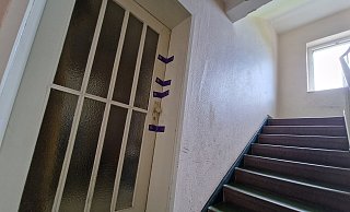 Hinter dieser versiegelten Tür kam es offenbar zum Tötungsdelikt. Foto: - privat