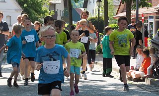 280 Grundschulkinder starteten beim Sponsorenlauf auf dem Stadtfest in Preußisch Oldendorf. - Imme Lohmeyer-Lorek