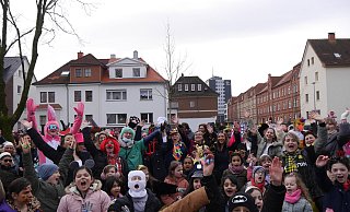 Ausgelassene Stimmung beim Karnevalsumzug im Riemeke. Für die Kinder ein absolutes Highlight: Kostümieren und Tanzen. - Jule Barmwater