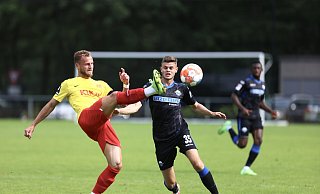 SCP-Neuzugang Fabrice Hartmann (r.) und seine Teamkollegen mussten am Mittwoch in einem 120-minütigen Testspiel gegen Meppen nach harten Trainingstagen noch einmal an ihre Grenzen gehen. - Sarah Jonek
