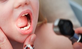 Nach dem ersten Besuch mit der Tochter verfasste der Mann eine Rezension und beleidigte darin eine Mitarbeiterin. Der Beitrag und ein weiterer wurden gelöscht. Jetzt legte er nach und erwartet nun seine Anklage. - picture alliance/dpa