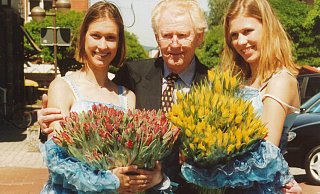 Blumensträuße und Krawatte des Komponisten erinnern, hier bei der Eröffnung der Landesgartenschau im Jahre 2000 auf dem Aqua Magica Gelände, an seinen wohl bekanntesten Titel „Tulpen aus Amsterdam“. - Archiv Militzer