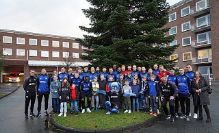 Die SCP-Profis sowie Geschäftsführer Sport Benjamin Weber und Chef-Trainer Lukas Kwasniok mit mehreren Kindern vor der Kinderklinik St. Louise. - St. Vincenz-Krankenhaus