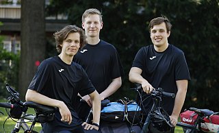 Startklar: Christoph Neiske (v. l.), Dennie Illner und Dominik Hohmann starten gemeinsam mit Rasmus Becker ihre Fahrradtour mit dem Ziel Nordkap. - Roland Thöring
