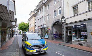 Ein Streifenwagen der Polizei steht an der Marienstraße. - Niklas Tüns (Archivbild)