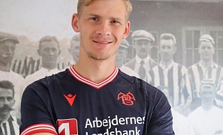 Fußballer Bjarne Pudel hat einen Vertrag beim Traditionsclub Aalborg BK in Dänemark unterschrieben. - Aalborg BK