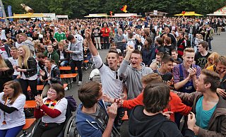 Bei diesem Rudelgucken, das Lemgo Marketing für ein Spiel der deutschen Nationalelf organisiert hatte, war der Regenstorplatz gut gefüllt. - Archivfoto: Thomas Reineke