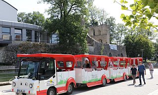 So sieht die Bimmelbahn aus, die in Bad Lippspringe Runden dreht. - LGS Bad Lippspringe