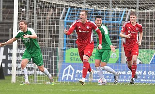 Der Treffer zählt: Während FCG-Routinier André Kording (l.) noch protestiert, freut sich der Clarholzer Innenverteidiger Julian Linnemann über sein Tor zum 2:1 für die Victoria. - Jens Dünhölter