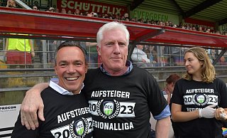 Sponsor Thomas Hagedorn (links) und der Sportliche Leiter Rob Reekers feiern den Aufstieg des FC Gütersloh in die Regionalliga. - Jens Dünhölter