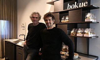 Oliver Bahr (l.) und Bastian Demmer vom Küchenlabel bokue vor einer ihrer Küchen, die in der Boutique "apartment" in der Mindener Straße zu sehen ist. - Lena Kley