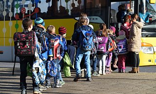 An einer Bushaltestelle soll der Mann Kinder angesprochen haben, in einer Facebook-Gruppe schlägt das hohe Wellen. - Felix Kästle