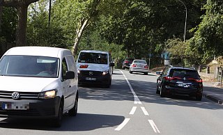 Einen deutlichen Rückgang des Verkehrs auf der Dehmer Straße in Höhe des ehemaligen Vogelparks hat die Verkehrszählung der Stadt ergeben. Wer versucht, die Straße zu überqueren, wird darüber staunen. - Jörg Stuke