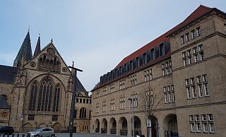 Das neben dem Paderborner Dom gelegene Generalvikariat ist die zentrale Verwaltungsbehörde des Erzbistums. - Birger Berbüsse