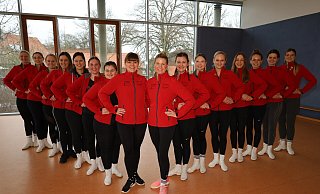 Die Delbrücker Prinzengarde mit (v. l.) Laura Sieweke, Raphaela Heimann, Christina Driller, Miriam Rexhepi, Svenja Busen, Victoria Reiher, Laura-Lee Lohmann, den Trainerinnen Verena Biermeyer und Christina Eikel, Mirjam Koch, Elisa Lindemann, Jenny Mersch, Antonia Steffen, Lea Kleine, Luisa Hagenhoff und Judith Rath probt für ihre Abschiedssession. - Regina Brucksch