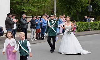 Das Königspaar Markus und Sarah Köhler zieht beim Umzug in Henglarn alle Blicke auf sich. - Anja Ebner