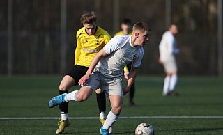 Löhner Derby: Mennighüffens Niklas Scharnowski (hinten) und TuRa Löhnes Max Rimkus. - Benjamin Büschenfeld | Sportfoto-OWL.de
