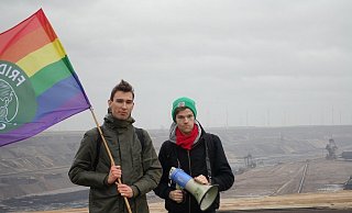 Der Mindener Paul Schilling (rechts) hat am Samstag in Lützerath demonstriert. Das Bild zeigt ihn mit einem Fridays-for-Future-Aktivisten. - privat