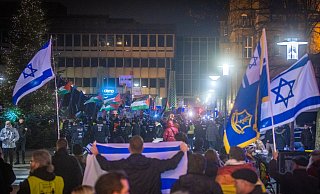 Das "Bündnis gegen Antisemitismus" und die pro-palästinensische "Friedensdemo Bielefeld" standen sich Samstagabend am Niederwall gegenüber, mit der Polizei in der Mitte. - Mike-Dennis Müller / www.mdm.photo