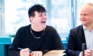 ESC-Sänger Isaak Guderian (l.) trug sich kürzlich im Beisein von Bürgermeister Henning Vieker (r.) ins Goldenen Buch der Stadt ein, in der er seit einem Jahr wohnt. Er gewann den Vorentscheid und tritt für Deutschland am 11. Mai im schwedischen Malmö beim Eurovision Song Contest an. - Noah Wedel