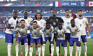 Trainieren während der EM in Paderborn: Spieler der französischen Nationalmannschaft posieren für ein Mannschaftsfoto vor dem letzten Testspiel gegen Kanada. - Franck Fife / AFP