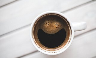 Eine heiße Tasse Kaffee in der Hand ist einem Espelkamper zugute gekommen. - Symbolfoto: Pixabay/kaboompics