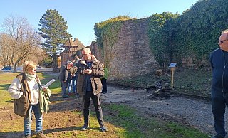 LGS-Geschäftsführer Jan Sommer (Mitte) führt die Garten- und Landschaftsbauer zu den Örtlichkeiten am Wall in der Höxteraner Innenstadt. - LGS