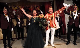 „Hurra wir sind sind´s.“ Sie wurden als 60. Prinzenpaar der NKG begeistert empfangen und stürmisch begrüßt: Prinz Frank der „malerische Fußballjeck“ und Prinzessin Jutta die „kontaktfreudig Auftischende“. - Josef Köhne