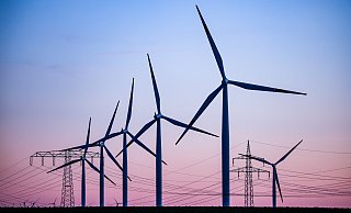 Erneuerbare Energie, wie durch Windkraft, wird immer wichtiger. Der Windkraftausbau sorgt vor Ort aber immer wieder für Diskussionen. - Jan Woitas/dpa