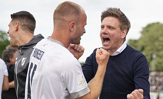Geschäftsführer Alexander Müller (r.) vom SV Rödinghausen, hier nach dem Gewinn des Westfalenpokals mit Patrick Kurzen, freut sich immens auf die nun anstehende Partie im DFB-Pokal gegen die TSG 1899 Hoffenheim. - Joel Beinke
