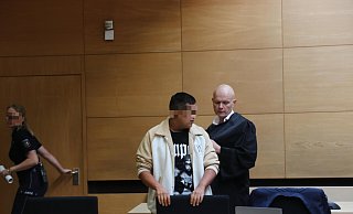 Der mittlerweile 19-jährige Angeklagte (Mitte) vor dem Bielefelder Landgericht mit seinem Verteidiger Jerrit Schöll (r.). - Claus Frickemeier