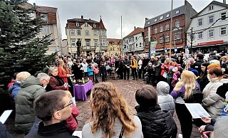 Dicht gedrängt standen die Menschen beim ersten Weihnachtssingen in Warburg auf dem Neustadtmarktplatz, um singend eine halbe Stunde innezuhalten und Weihnachten einzuläuten. - Simone Flörke