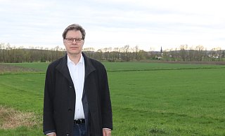Thomas Struckmeier steht auf der Nordseite der Werre in Obernbeck. Im Hintergrund ist Löhne-Ort zu sehen, unter anderem der Turm der Martin-Luther-Kirche. - Judith Gladow
