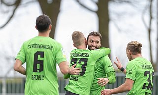 Im Aufwind: Eros Dacaj (2. v. r.) war zuletzt zweifacher Torschütze beim 5:1-Sieg des SV Rödinghausen gegen Wegberg-Beeck. - Joel Beinke