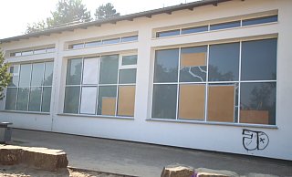 Vandalismus an der Katholische Grundschule Stukenbrock: Zwölf der 32 Scheiben der großen Turnhalle sind kaputt und notdürftig mit Holz verdeckt. - Sigurd Gringel