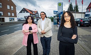 Bei 30 Grad musste Amira Serag (12, re.) an der Bushaltestelle Oerlinghauser Straße aussteigen. - Sarah Jonek Fotografie
