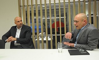 In den Redaktionsräumen der Neuen Westfälischen in Lübbecke kamen Ali Dogan (l.) und Jörg-Michael Schrader für ein Interview zur Landratswahl zusammen. - Joern Spreen-Ledebur