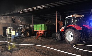 Ein in der Scheune des Leverner Bauernhofs abgestellter Traktor brannte unter anderem aus. - Joern Spreen-Ledebur