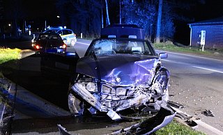 Der beschädigte BMW musste abgeschleppt werden. - Polizei Minden-Lübbecke