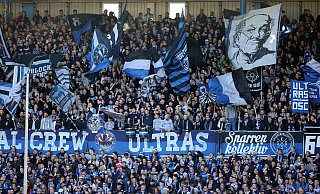 Die Südtribüne der Schüco-Arena (hier beim 3:1-Sieg gegen den 1. FC Magdeburg) ist immer gefüllt, wenn Arminia Bielefeld spielt. Doch auch die anderen Ränge der Alm waren in der Hinrunde gut gefüllt. - Oliver Krato