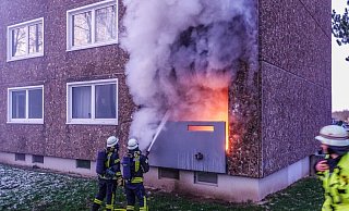 Dicker Rauch quillt über den Balkon. Die Wohnung ist bis auf weiteres nicht bewohnbar. - Paul Brinkmann