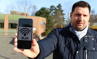 Alexander Hüttemann, Vorsitzender der Jungen Union in Hiddenhausen, setzt sich dafür ein, dass die Großgemeinde digitaler wird. Auf dem Dorfplatz in Lippinghausen zum Beipiel sollte es einen mobilen Hotspot geben. - Anastasia von Fugler