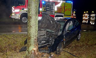 Auf der Eggestraße ins Paderborner Stadtteil Benhausen kam dieser mit fünf Personen besetzte Ford Fiesta am Donnerstagabend von der Straße ab und prallte gegen einen Baum. Alle fünf Insassen wurden dabei verletzt. - Ralph Meyer