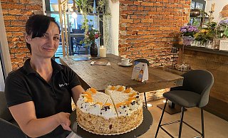 Mitarbeiterin Ionica Pfützner serviert leckere Torten im Café an der Werre. - Dirk Windmöller