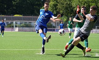Jöllenbecks Neuzugang Marc Milse (l.) machte eine gute Figur. Die Jürmker gewannen ihr Testspiel gegen Bezirksligist TSV Oerlinghausen 5:2. - Peter Unger