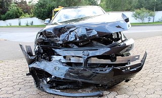 In Folge eines Unfalls wurde der BMW des Flüchtenden erheblich beschädigt. - Polizei Minden-Lübbecke
